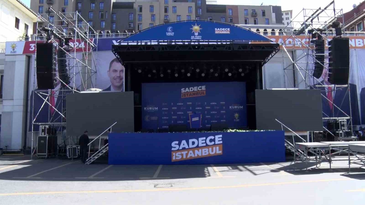 AK Parti İstanbul İl Başkanlığı önüne sahne kuruldu
