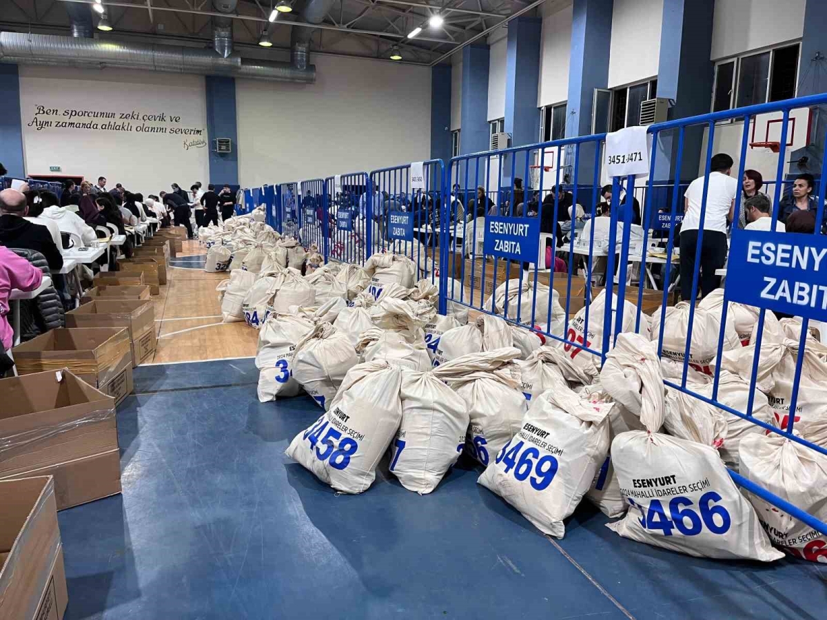 Esenyurt’ta oy pusulalarının bulunduğu torbalar ilçe seçim kuruluna getirilmeye devam ediyor
