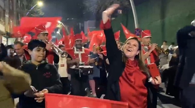 İstanbul’da seçimi kazanan kadın muhtara bando eşliğinde kutlama
