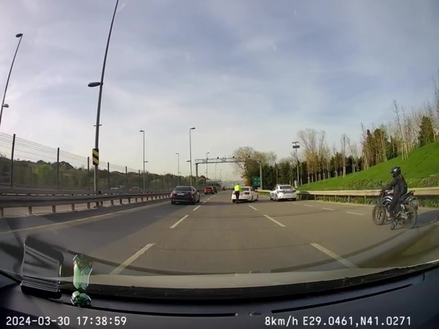 Üsküdar’da yolda kalan araç sürücüsünün imdadına trafik polisi yetişti

