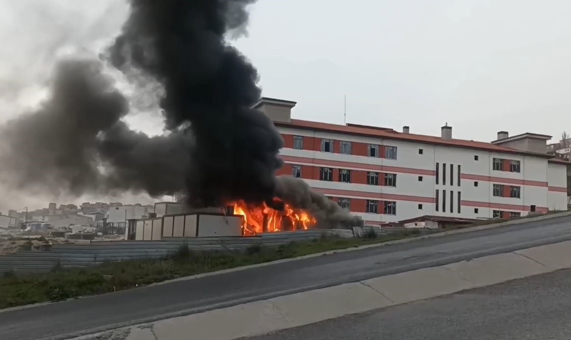 Başakşehir’de okul inşaatı bahçesindeki işçi konteynırı alev alev yandı
