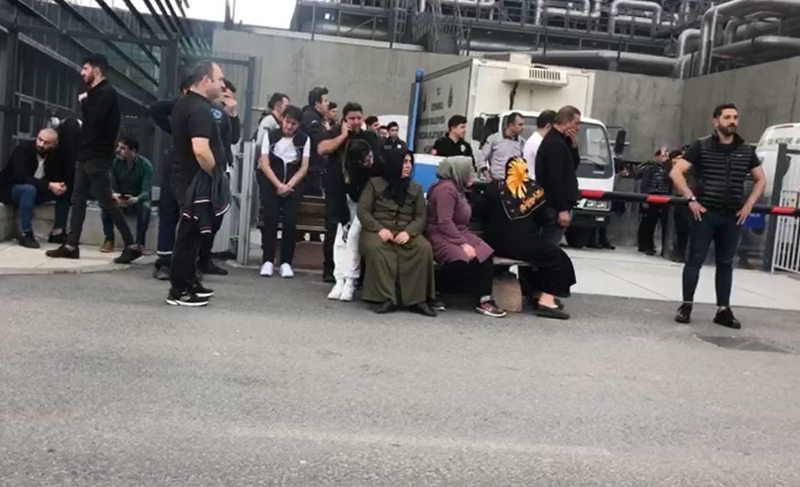 Beşiktaş’taki yangında ölenlerin yakınları hastane önünde bekliyor
