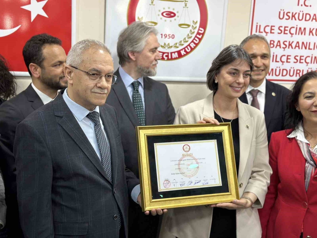 Üsküdar Belediye Başkanı Sinem Dedetaş mazbatasını aldı
