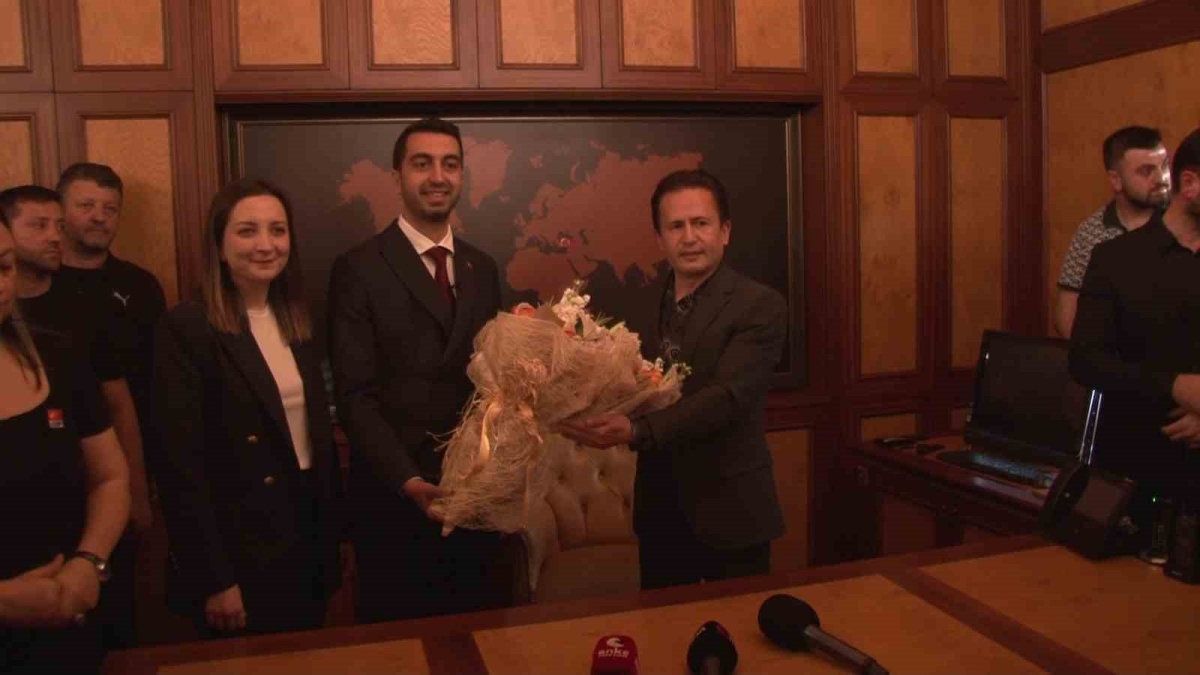 Tuzla Belediye Başkanı Eren Ali Bingöl mazbatasını aldı, göreve başladı
