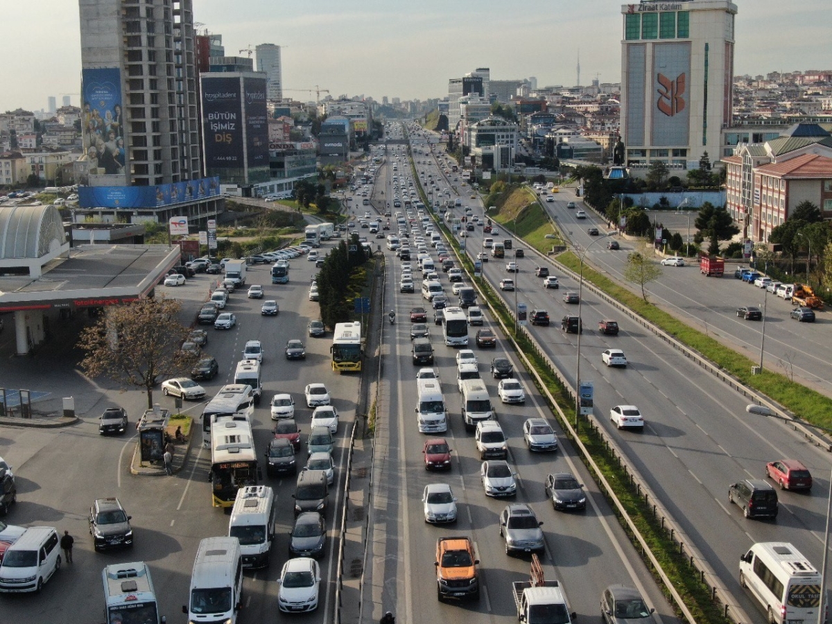 İstanbul’da bayram yoğunluğu: Trafikte uzun kuyruklar oluştu
