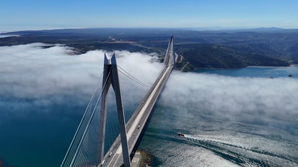 Yavuz Sultan Selim Köprüsü ve çevresinde etkili olan sis havadan görüntülendi
