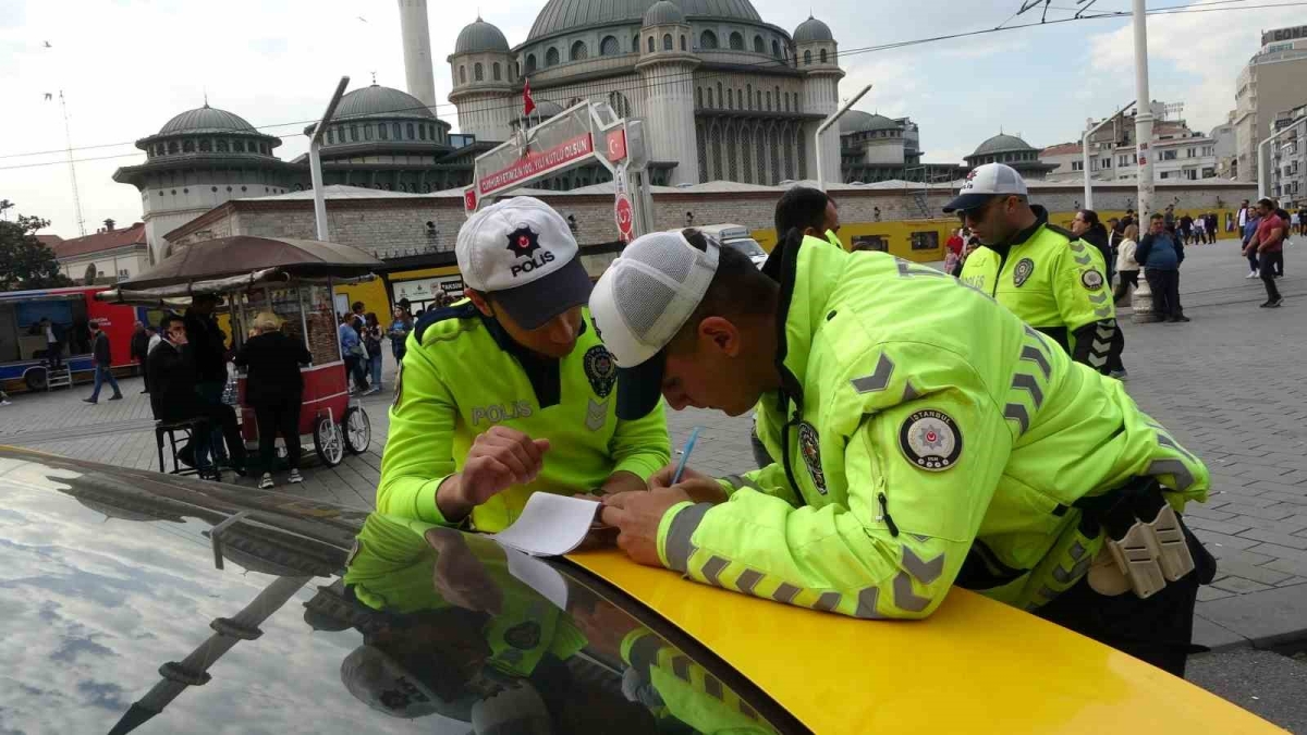 Taksim’de ticari taksi denetimi: 39 bin 155 lira ceza kesildi
