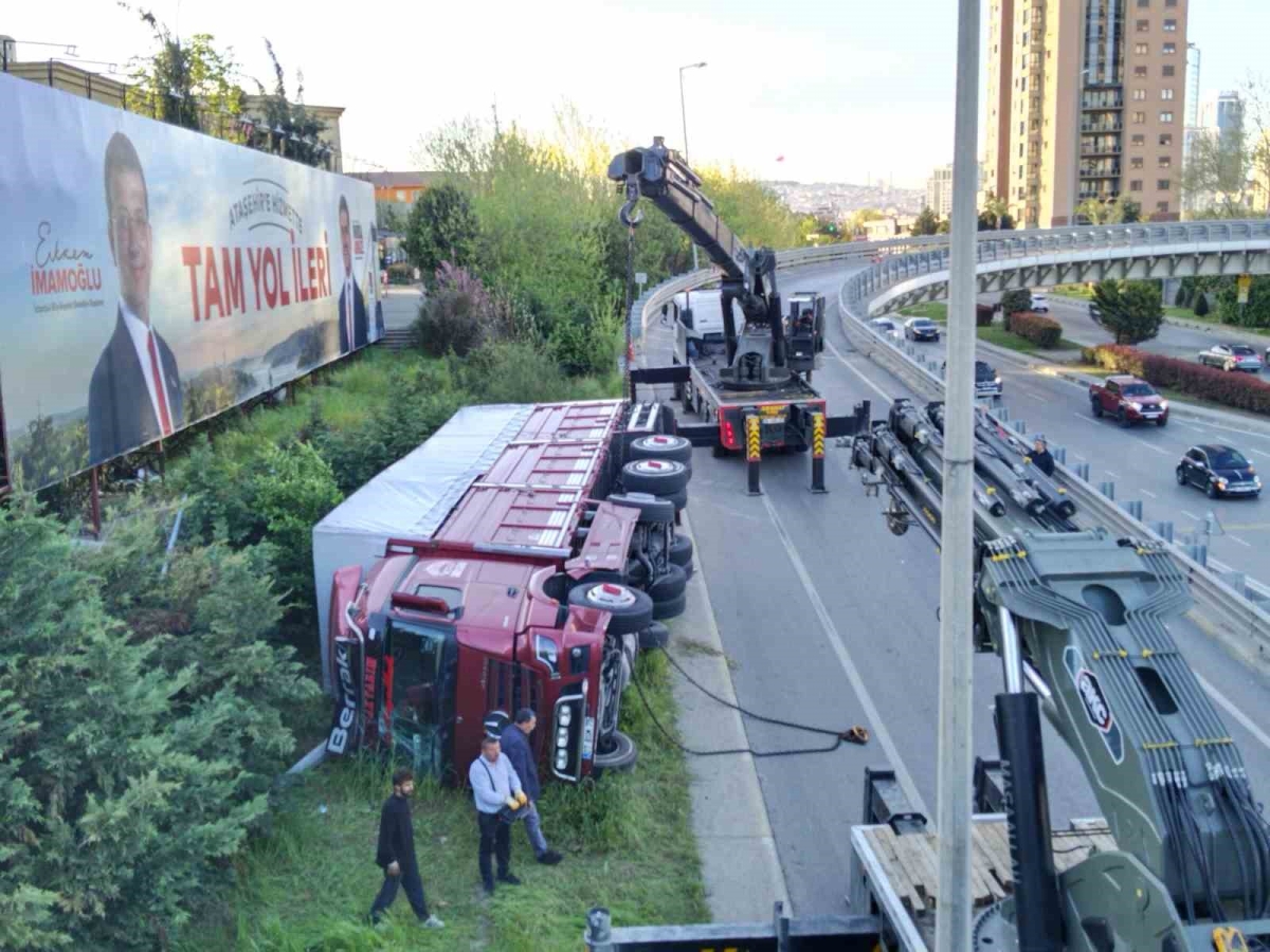 Ataşehir’de sebze yüklü kamyon virajı alamayarak yan yattı
