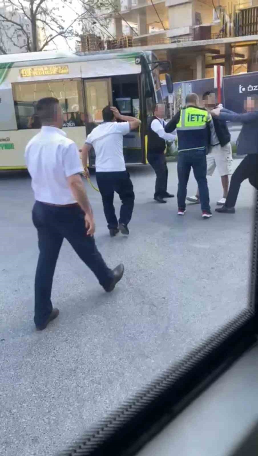 Maltepe’de İETT şoförünün yolcuya demir sopayla saldırdığı anlar kamerada
