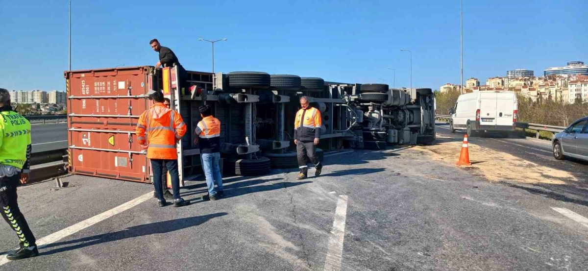 TEM bağlantı yolu Avcılar kavşağında tır devrildi: 1 yaralı
