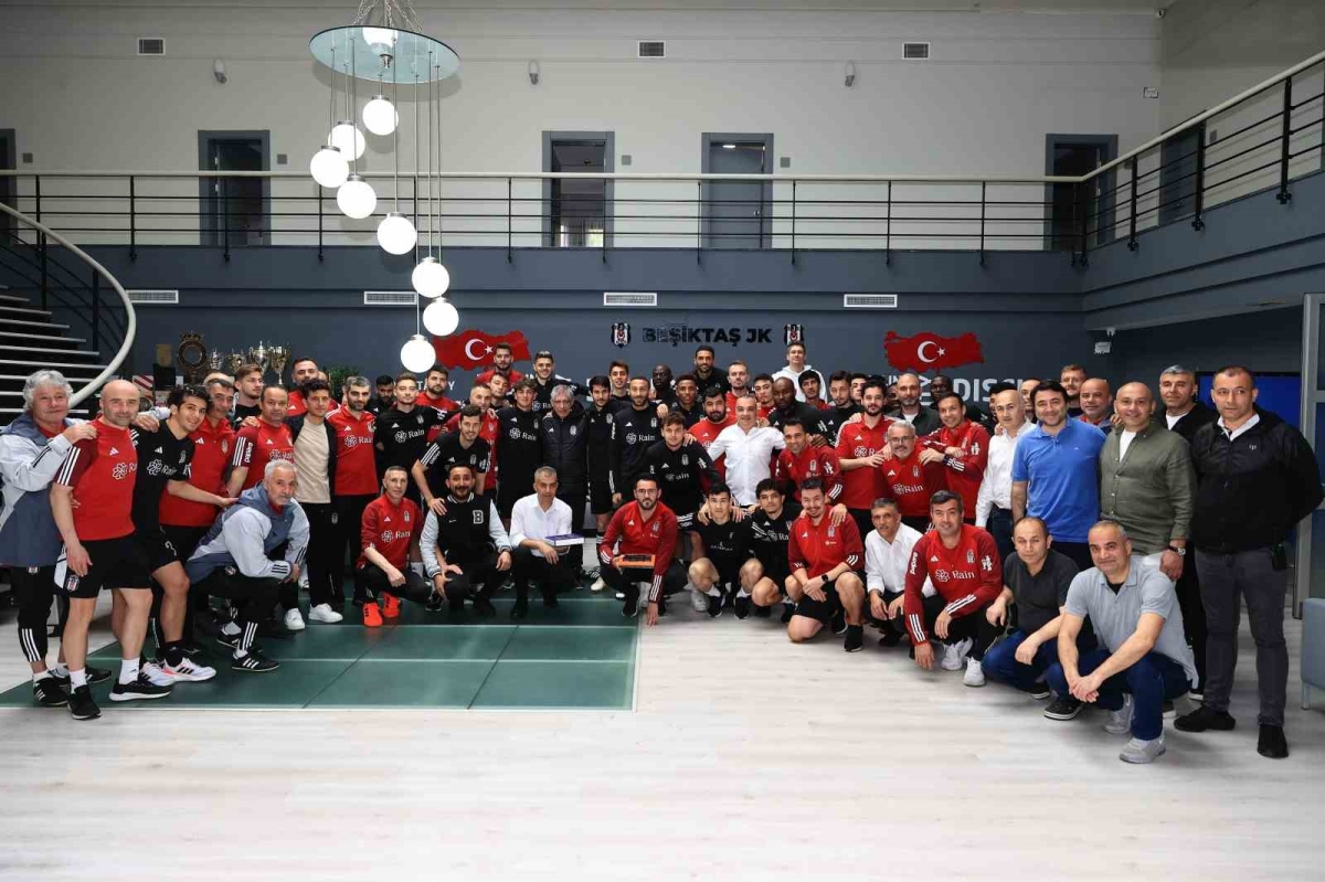 Beşiktaş teknik heyeti ve futbolcular, bayramlaşma töreninde buluştu
