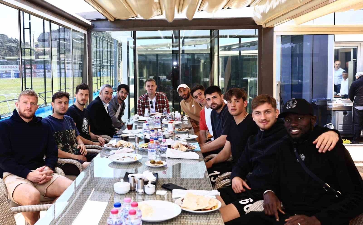 Samet Aybaba, futbolcularla yemekte bir araya geldi
