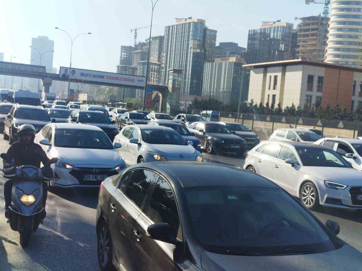 İstanbul’da bayram dönüşü haftanın ilk gününde trafik yüzde 60’lara ulaştı
