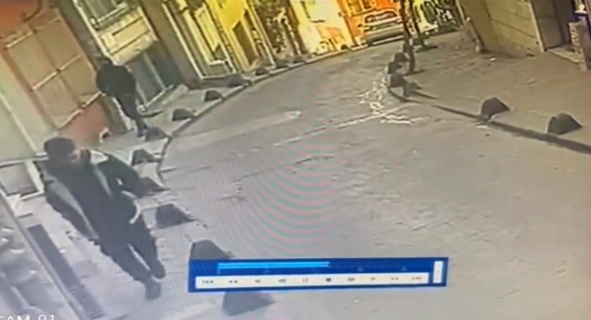 İstanbul’da film gibi olay kamerada: Yanlış adamı vurdu, bayramda el öperken yakalandı
