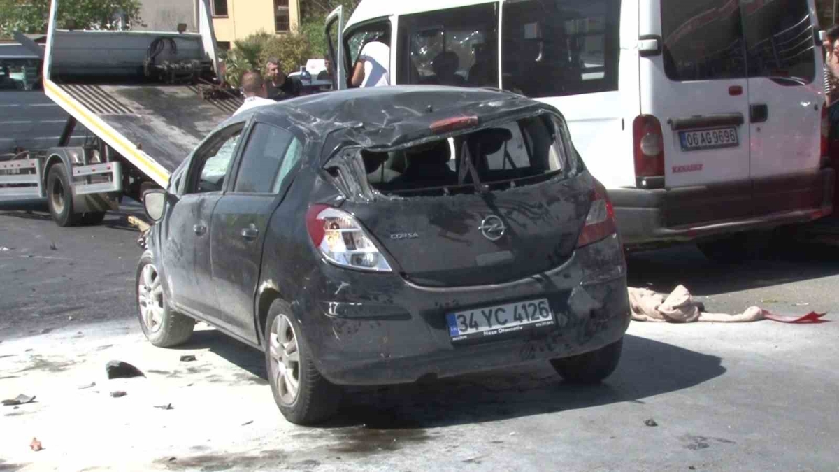Ataşehir’de servis aracı ile otomobil kafa kafaya çarpıştı: 3 yaralı
