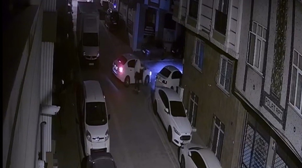 İstanbul’da işi bırakan DJ’ye silahlı saldırı kamerada: Eski patronunun tuttuğu tetikçi kurşun yağdırdı
