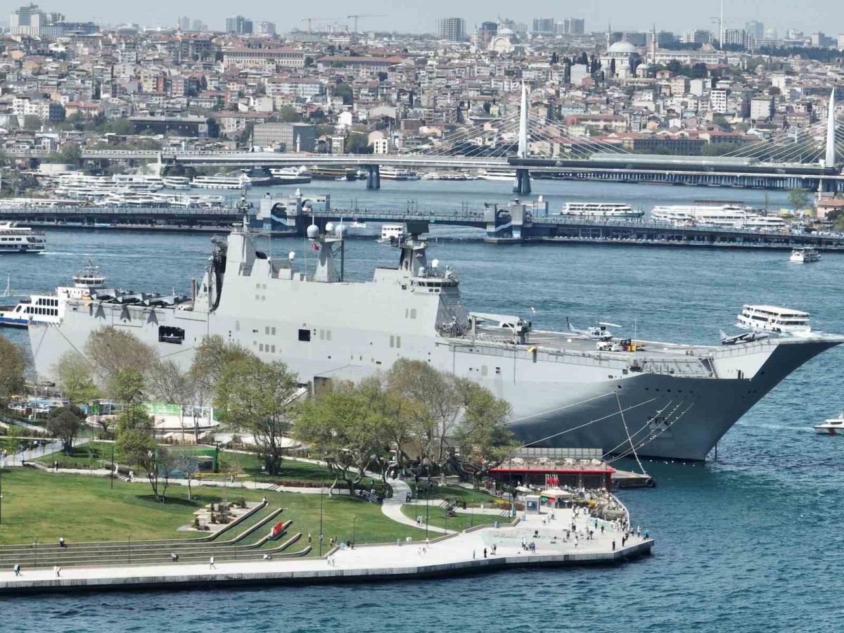 TCG Anadolu’ya benzeyen İspanya Hücum Gemisi havadan görüntülendi
