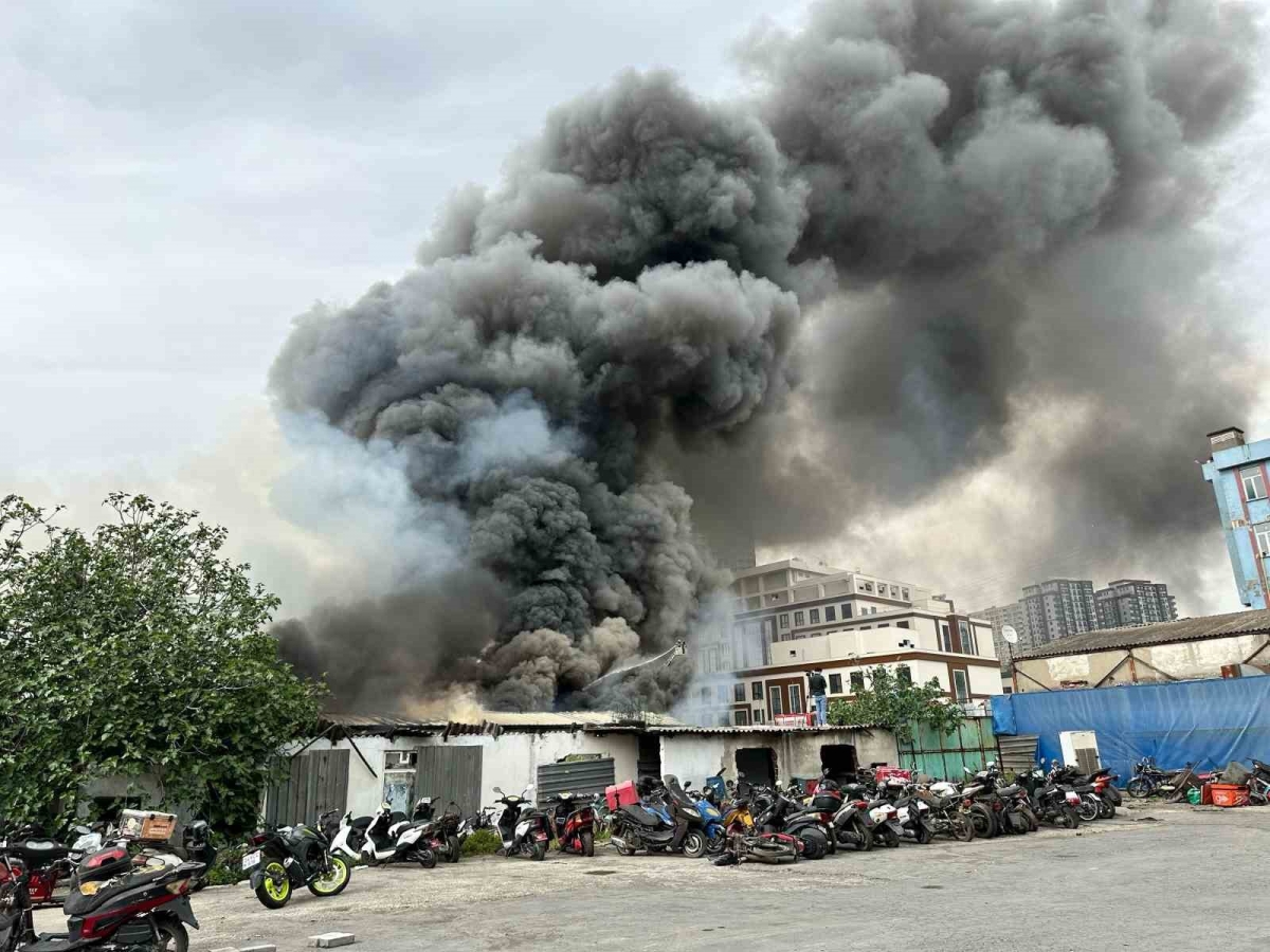 Esenyurt’ta fabrika yangını: Yaklaşık 2 saatlik çalışmayla kontrol altına alındı
