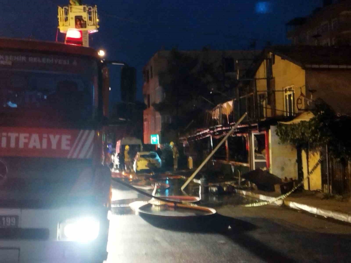 Maltepe’de korkutan iş yeri yangını: Restoran alev alev yandı
