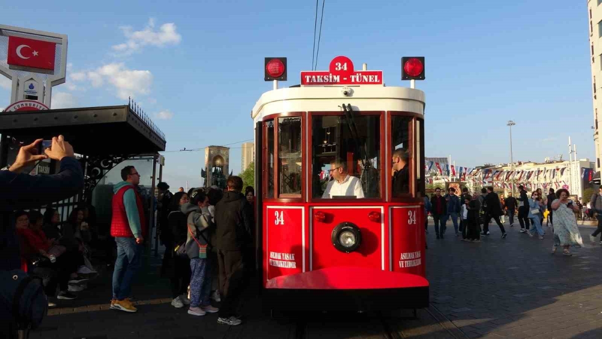 Taksim’de test sürüşüne çıkan akülü nostaljik tramvaya vatandaşlar yoğun ilgi gösterdi
