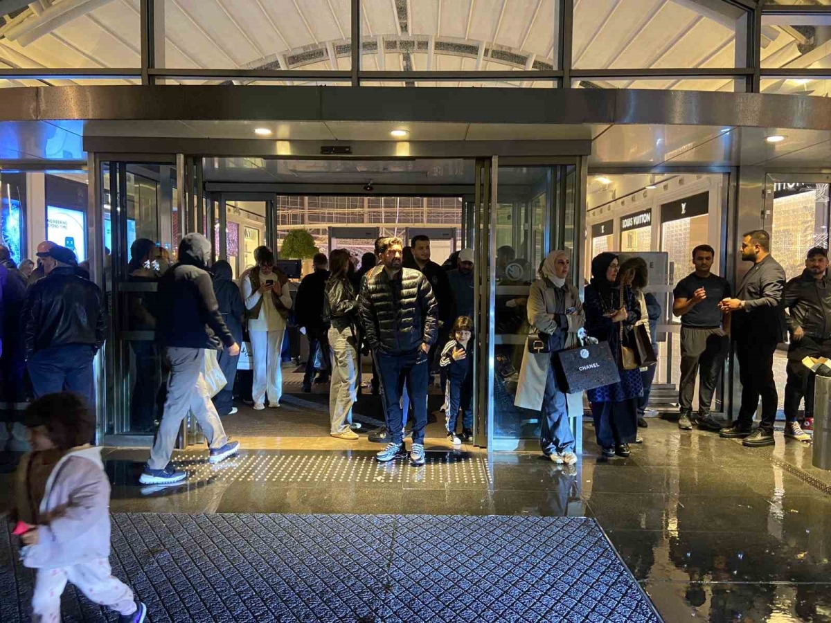 İstinyePark AVM’nin otoparkında çıkan yangın söndürüldü
