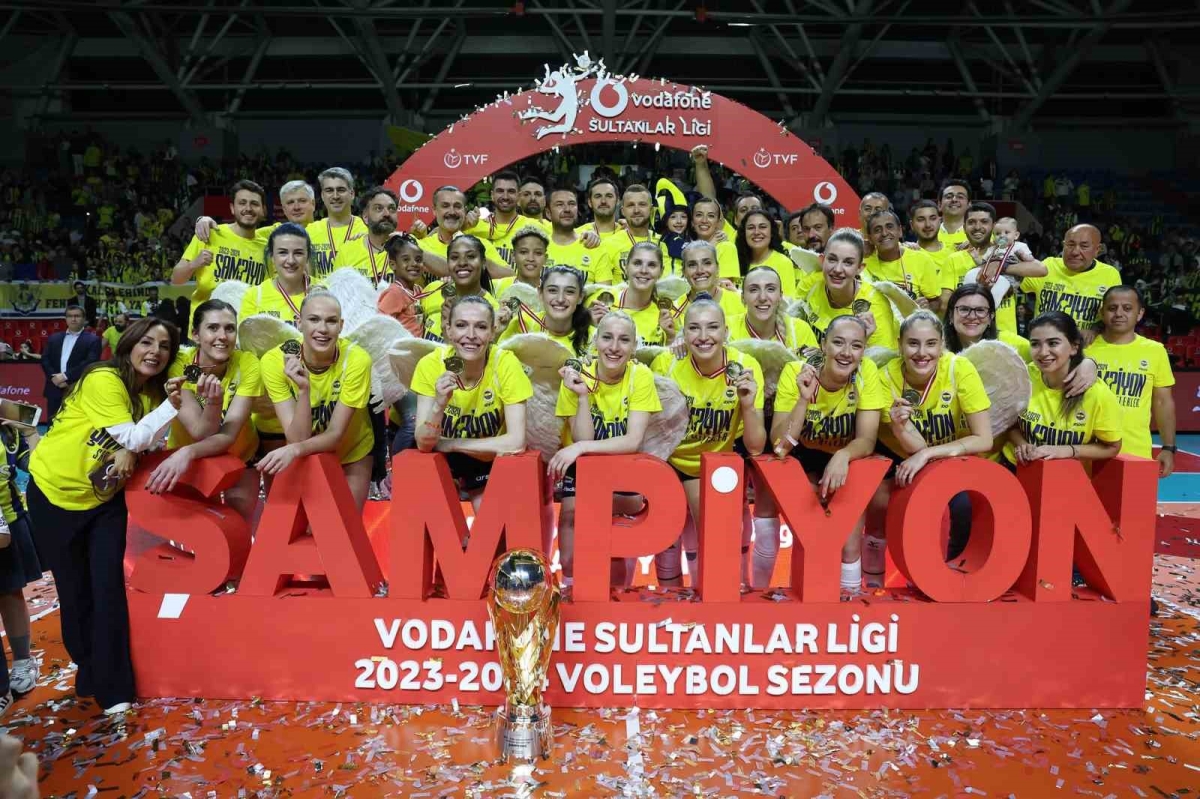Fenerbahçe Kadın Voleybol Takımı, şampiyonluk kupasını kaldırdı

