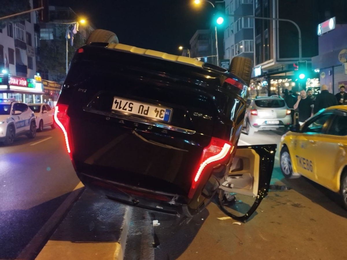 Maltepe’de otomobil park edilmek istenen araca çarpıp takla attı: 3 yaralı
