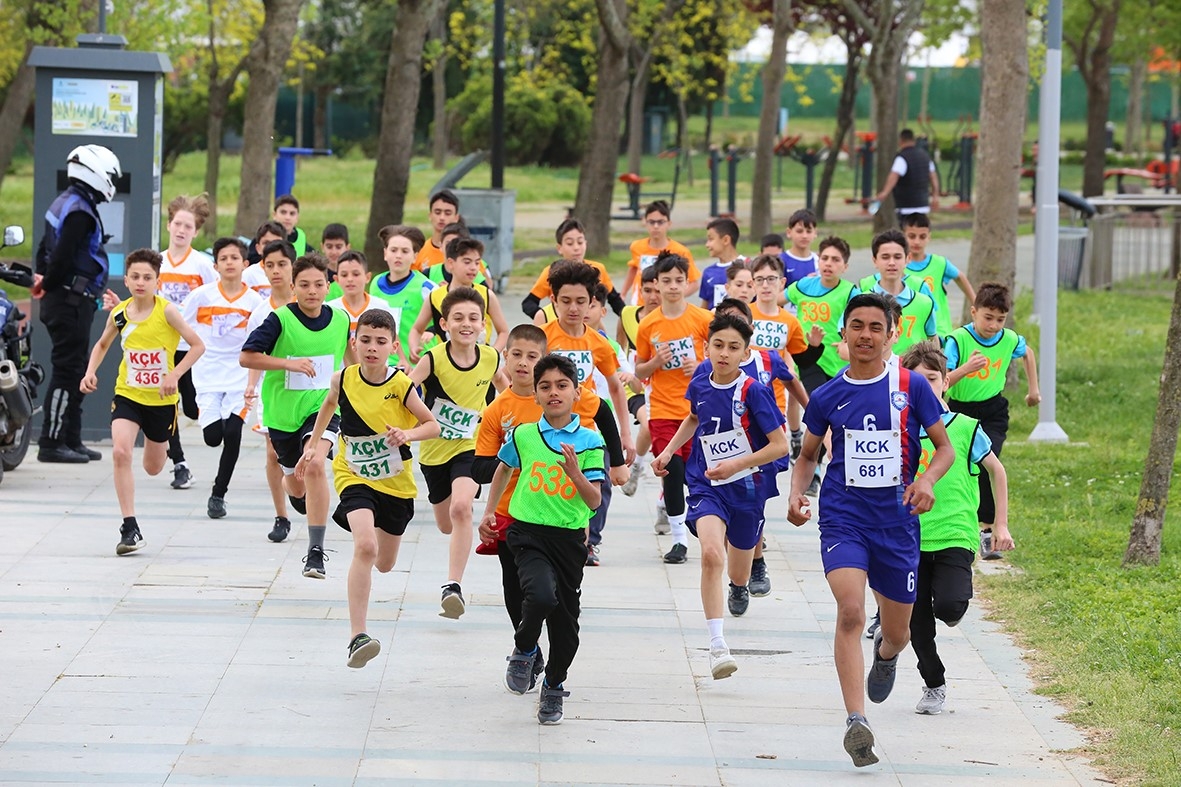 Küçükçekmece’de öğrenciler 23 Nisan koşusunda yarıştı
