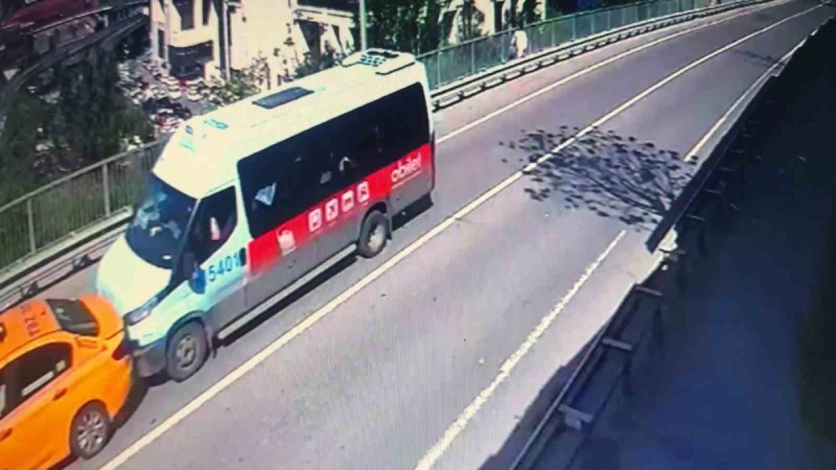 Sarıyer’de 5 yolcunun yaralandığı minibüs kazası kamerada
