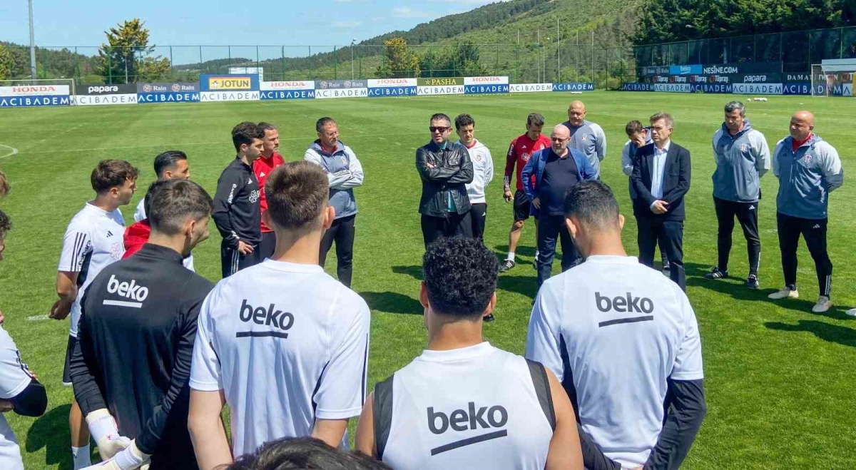 Beşiktaşlı yöneticiler, futbol A takımıyla buluştu
