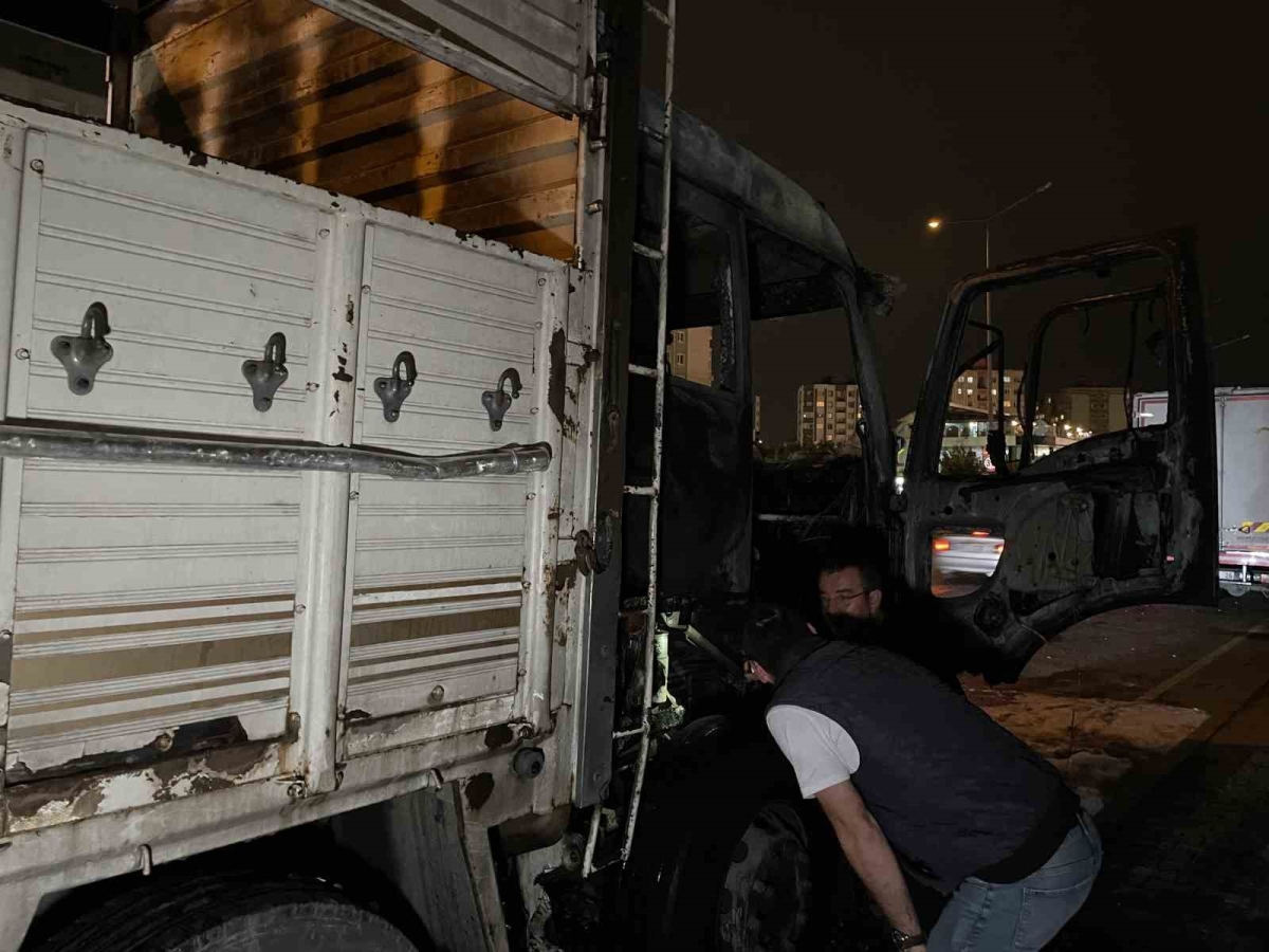 Başakşehir’de kamyonu yanan şoför: 