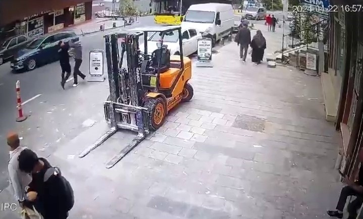 Arnavutköy’de yaya ve sürücünün yol vermeme kavgası kamerada
