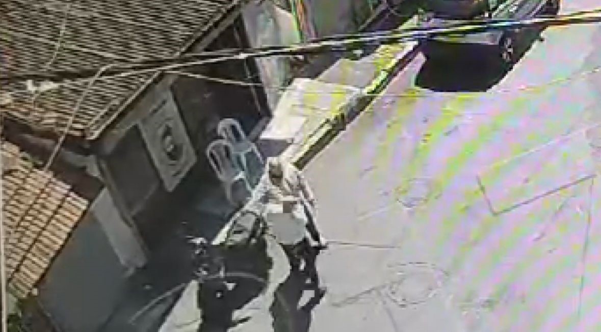 Beyoğlu’nda berbere “tıraş ücreti” saldırısı kamerada: 150 lira için kurşun yağdırdı
