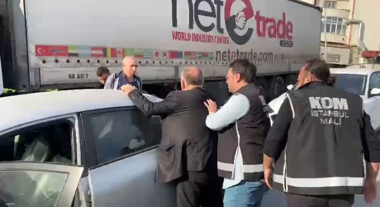 İstanbul’da vergi dairesinde rüşvet alan gelir uzmanı ve memur tutuklandı
