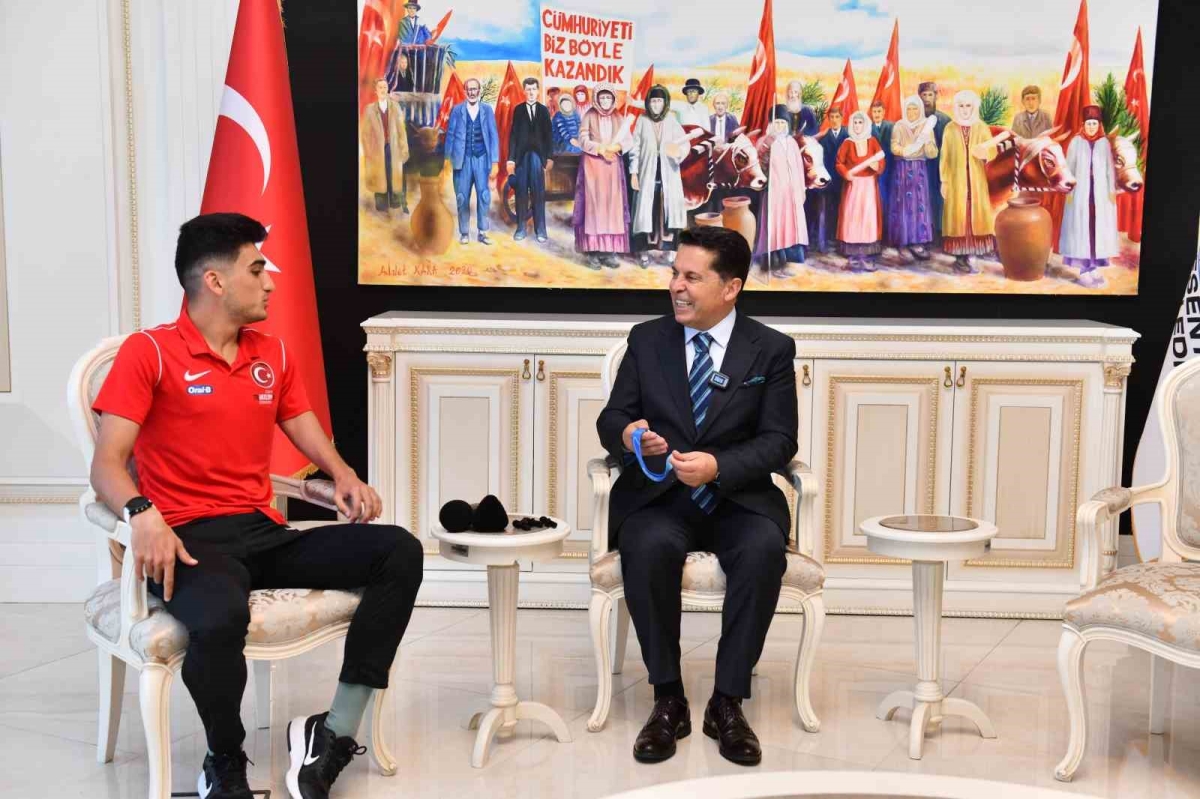Esenyurt Belediye Başkanı Özer, Dünya Şampiyonu olan Milli Paratriatloncu Uğurcan Özer’i makamında ağırladı
