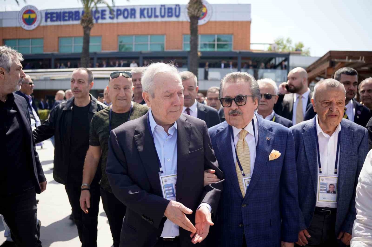 Aziz Yıldırım 6 yıl sonra Fenerbahçe tesislerinde
