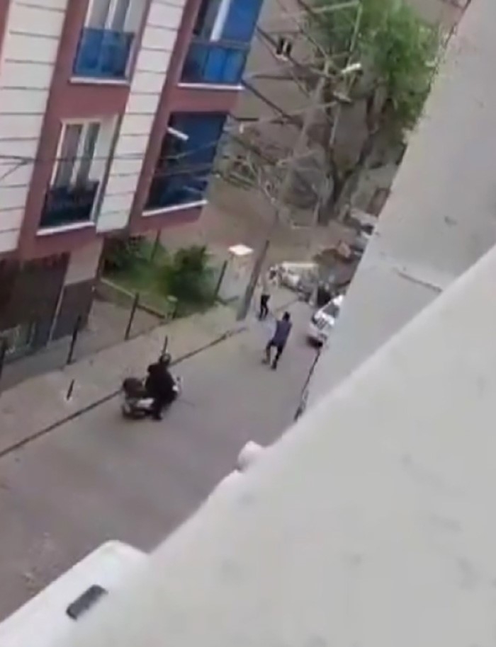 Polis saldırganı bacağından vurarak etkisiz hale getirdi: O anlar kamerada

