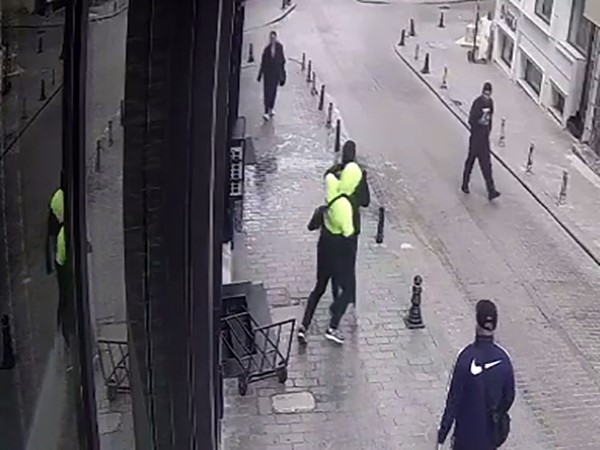 Fatih’te sokak ortasında tek yumrukla gasp kamerada
