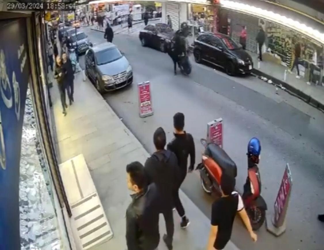 İstanbul’da tek tekerlek kazası kamerada: Scooterlı genç ve yaya kıl payı kurtuldu
