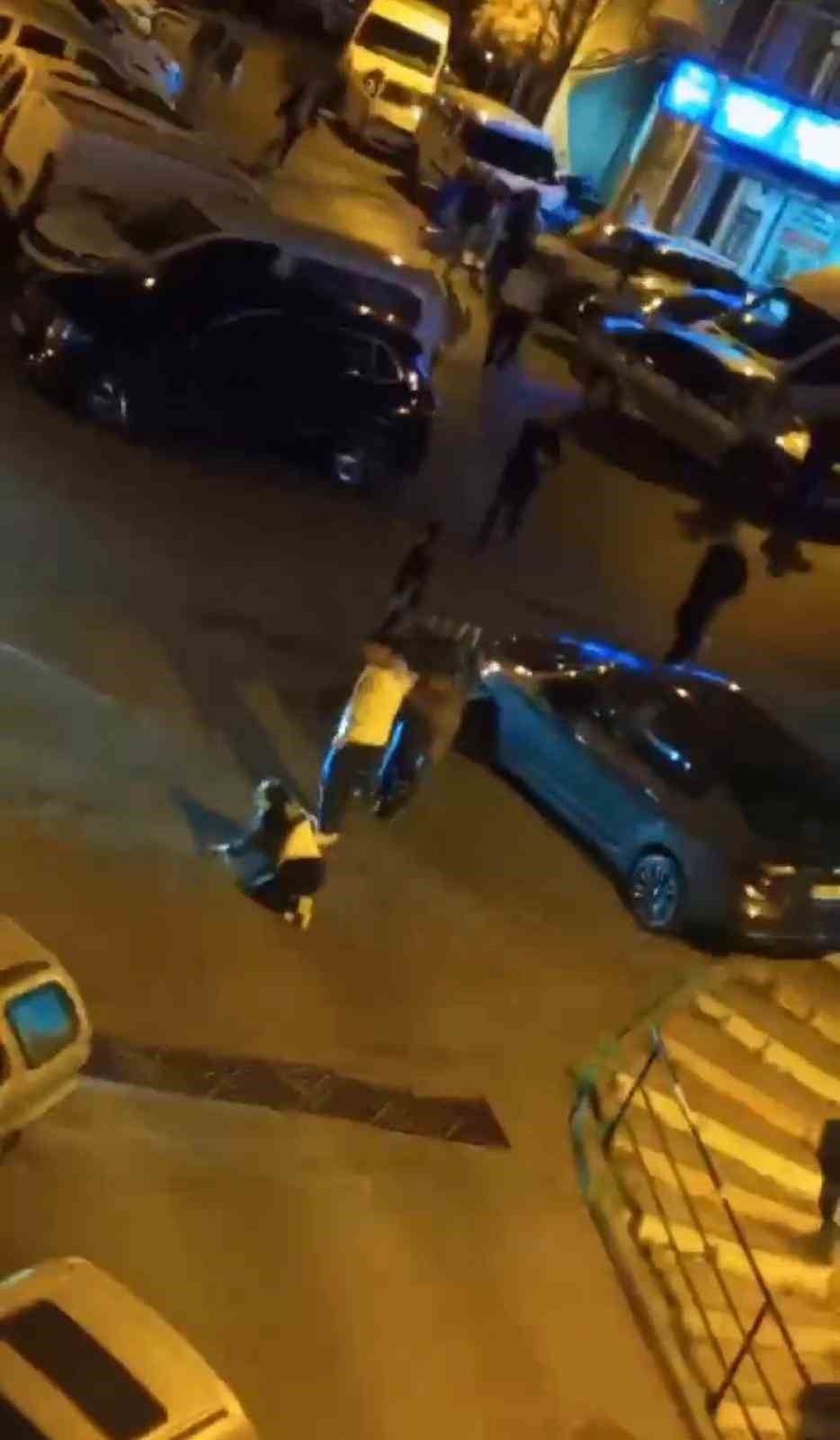 İstanbul’da sokakta yumruklu kavgalar kamerada: Kadın aldığı darbeyle yere düştü
