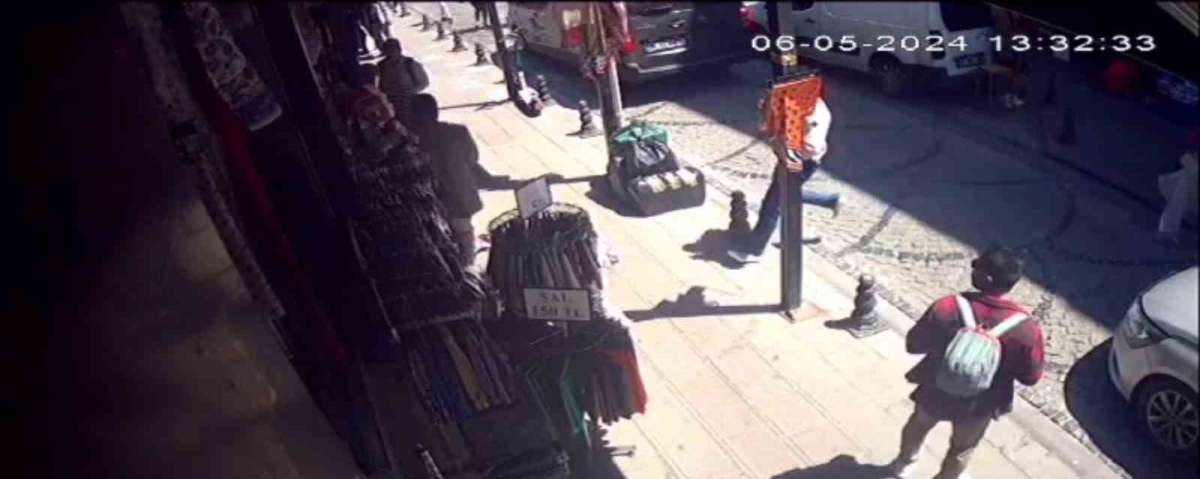 Fatih’te kendisinden alışveriş yapmayan turisti bıçaklayıp kaçtı: O anlar kamerada
