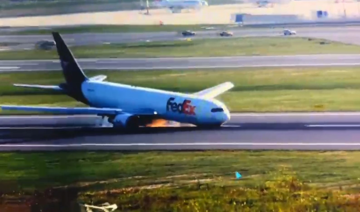 İstanbul Havalimanı’nda Fedex Havayolları’na ait kargo uçağının gövdesinin üzerine indiği an kamerada
