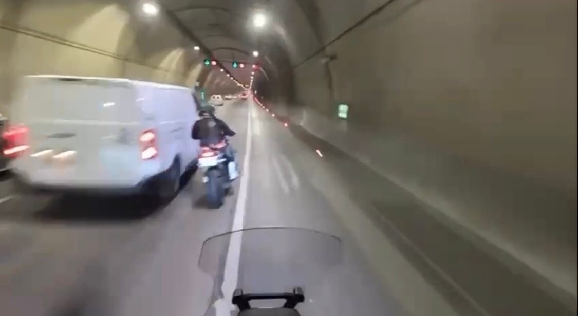 Dolmabahçe Tüneli’nde “makas” kazası kamerada: Araçların arasında geçti kendini yerde buldu
