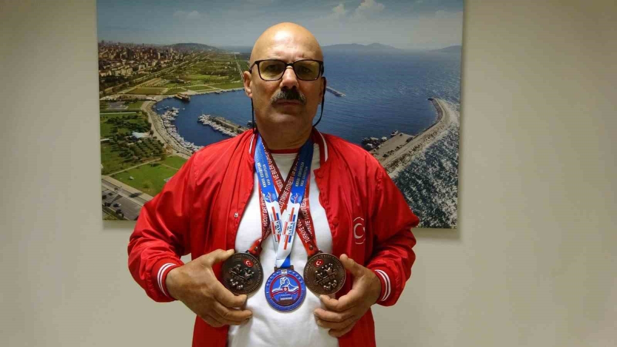 Ayakkabı boyacılığı yapan bilek güreşçisi, Slovakya’daki turnuvada 3. oldu
