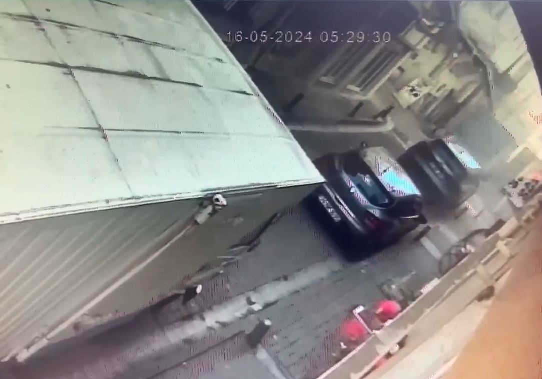 Beşiktaş’ta 5 katlı binada doğal gaz patlaması: Patlama anı kamerada
