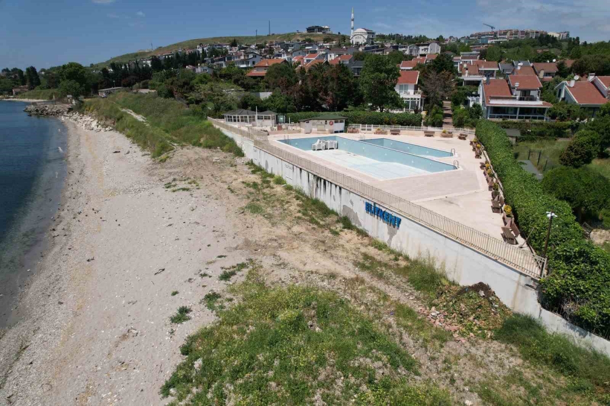 Beylikdüzü’nde sahili işgal eden siteye vatandaşlardan tepki
