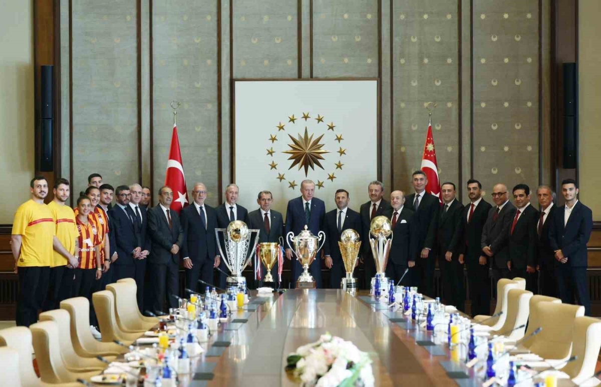 Galatasaray’ın şampiyon takımlarından Cumhurbaşkanı Erdoğan’a ziyaret
