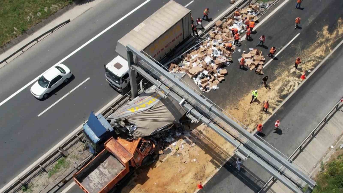 Büyükçekmece TEM’de feci kaza: Bariyerleri aşan kamyon, çalışma yapan karayolları aracına çarptı
