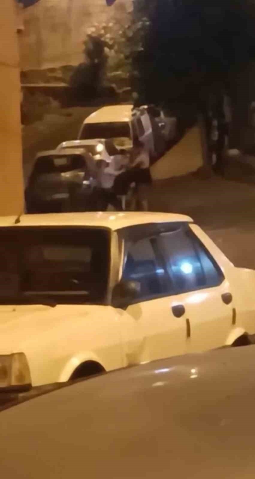 Karaköy’de aldatma kavgası kamerada: Adamın üstünü paramparça etti
