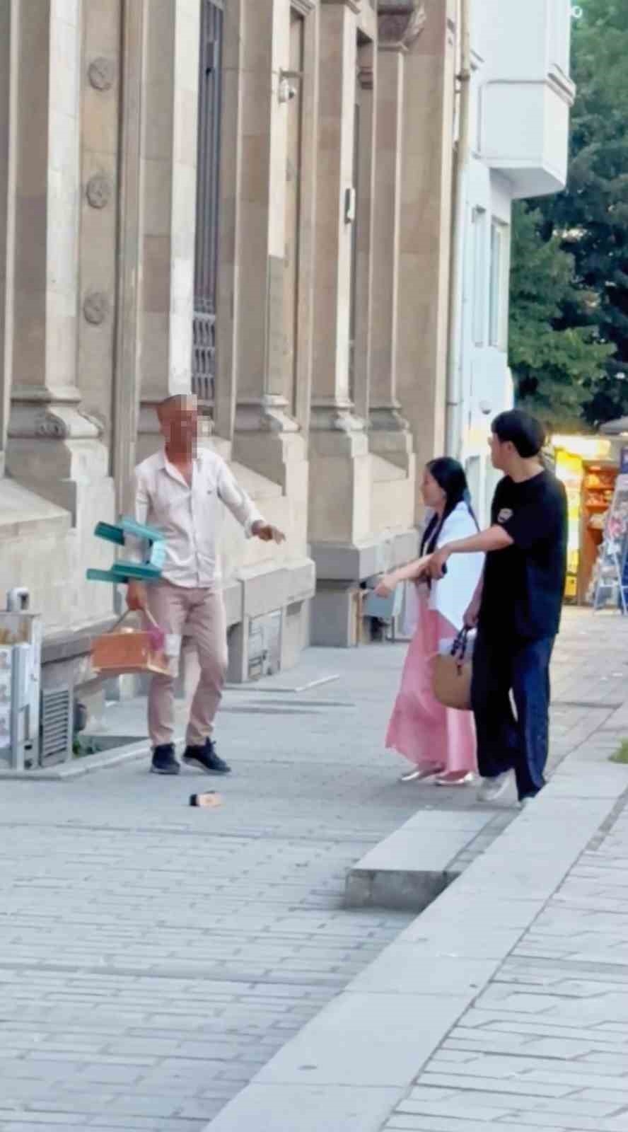 Karaköy’de turistlere fırçalı tuzak kuran boyacı kamerada: Zabıta cezai işlem uyguladı
